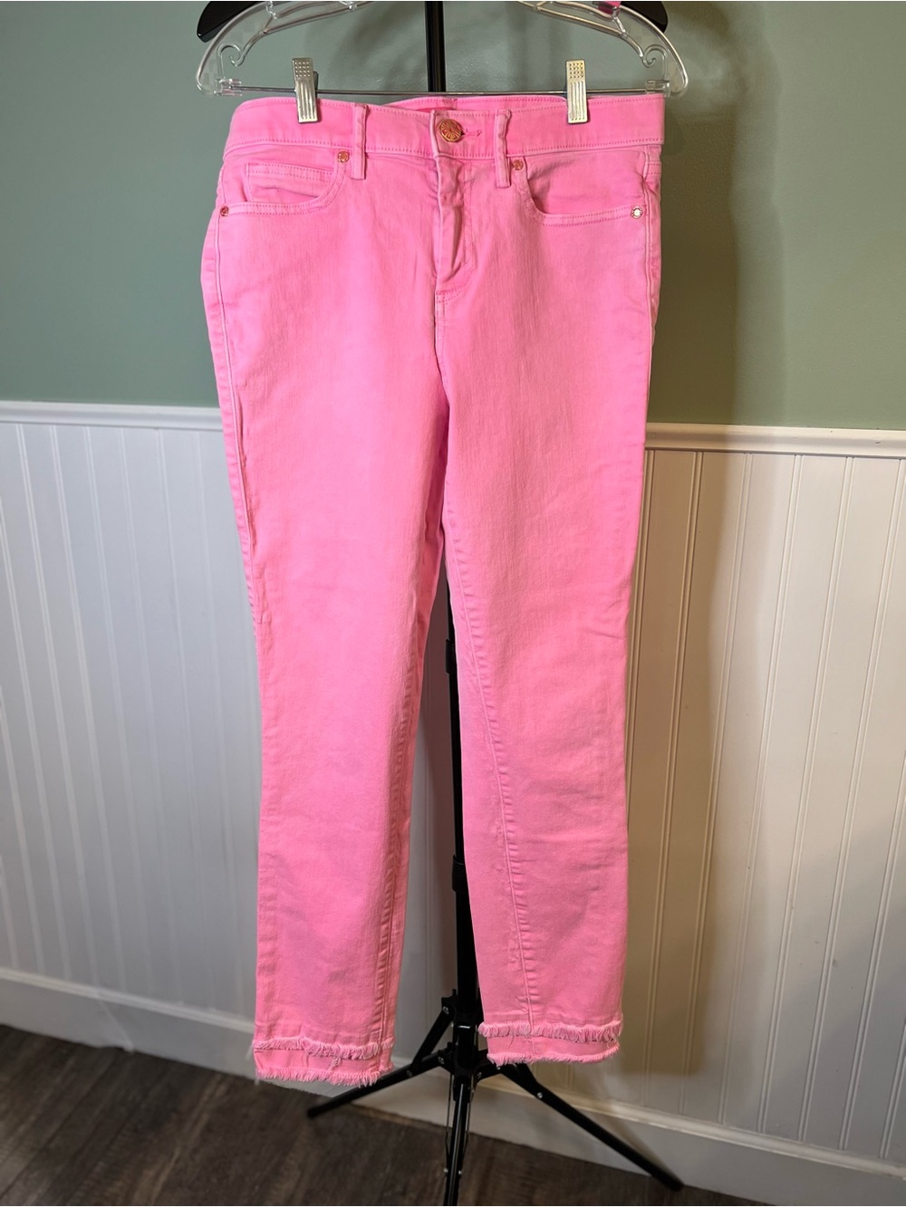 Lilly Pulitzer Bright Pink Cropped Jeans w/Double Fray Hem. Size 8